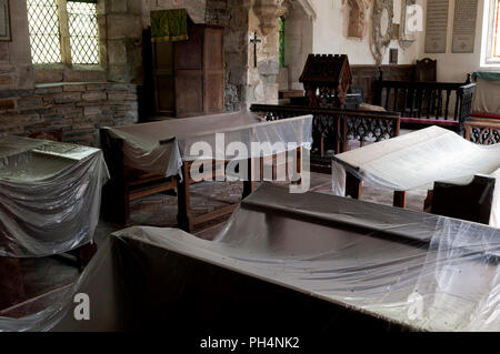 Kunststoffplatten auf kirchenbänken von bat droppings zu schützen, die Kirche St. Michael, Churchill, Worcestershire, England, Großbritannien Stockfoto