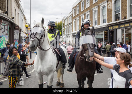 Berittene Polizei bei Karneval in Notting Hill, London, England, Großbritannien Stockfoto