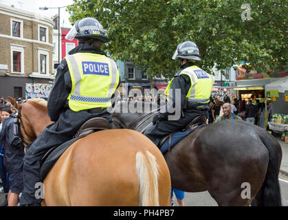 Berittene Polizei bei Karneval in Notting Hill, London, England, Großbritannien Stockfoto