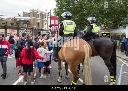 London, England, UK. 27 August, 2018. Berittene Polizei auf der diesjährigen Karneval in Notting Hill, London. Stockfoto