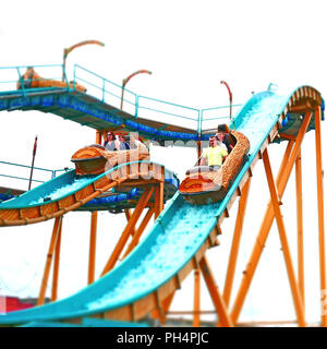 Touristen, die sich auf der Wildwasserbahn Achterbahn in South Pier, Blackpool, Lancashire, Großbritannien Stockfoto