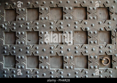 Gate im Schloss des Deutschen Ordens in Marienburg, Polen. Holz- alte Tür mit geometrischen Ornament und Metallring. Stockfoto