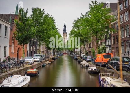 Groenburgwal Kanal in Amsterdam mit der südliche Kirche Stockfoto