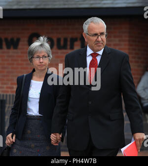 Nigel und Paula Burt, der Eltern von der Durham University student Olivia Burt, der außerhalb einer Diskothek starb, lassen sie South East Northumberland Magistrates' Court, wo Paulus Hind, 38, trolling Verwandte von jungen Menschen, die unter tragischen Umständen zugelassen, das starb. Stockfoto