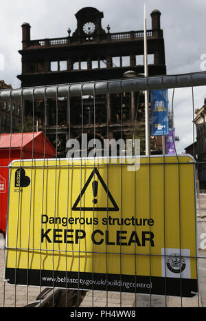 Ein Blick auf den historischen 5-stöckigen Bank Gebäude im Stadtzentrum von Belfast, wo ein Großbrand im Primark Store auf Dienstag brach. Stockfoto