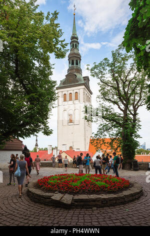 Blick auf die St. Nicholas Orthodoxe Kirche aus der Sicht der Stadt gelegen in kurzen Bein Gate Tower auf Toompea Hügel, Tallinn, Estland. Stockfoto