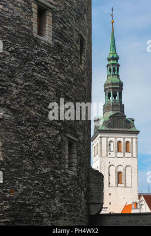 Blick auf den Turm und die Turmspitze der orthodoxen Nikolauskirche mit einem Abschnitt der mittelalterlichen Kiek in de Kok Turm im Vordergrund, Tallinn, Estland. Stockfoto