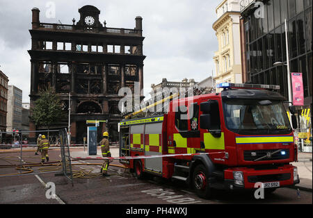 Ein Blick auf den historischen 5-stöckigen Bank Gebäude im Stadtzentrum von Belfast, wo ein Großbrand im Primark Store auf Dienstag brach. Stockfoto