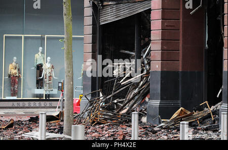 Ein Blick auf den historischen 5-stöckigen Bank Gebäude im Stadtzentrum von Belfast, wo ein Großbrand im Primark Store auf Dienstag brach. Stockfoto