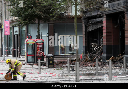 Ein Blick auf den historischen 5-stöckigen Bank Gebäude im Stadtzentrum von Belfast, wo ein Großbrand im Primark Store auf Dienstag brach. Stockfoto