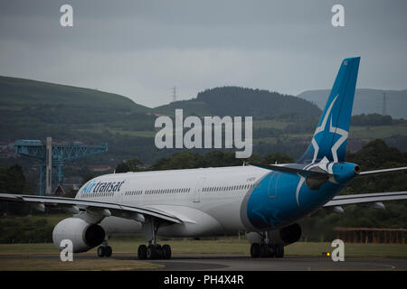 Air Transat Flug über den großen Teich fährt der Internationale Flughafen Glasgow, Renfrewshire, Schottland - 14. Juni 2018 Stockfoto