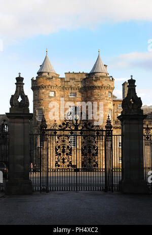 Kunstvolle Tore und nordwestlicher Turm des Palace of Holyroodhouse, Edinburgh, Schottland, Großbritannien. Die offizielle Residenz des britischen Monarchen in Schottland Stockfoto