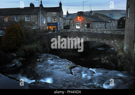 Stadt Brücke tragen die A 684 über Gayle Beck, Hawes, Yorkshire Dales, England, an einem kalten Winterabend Stockfoto