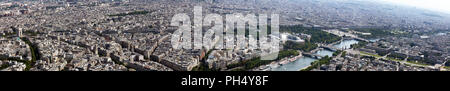 Hohe Auflösung Panoramabild vom Eiffelturm in Paris, Frankreich von der Länge des Champs Elysees zum Arc de Triomphe, den Louvre Stockfoto