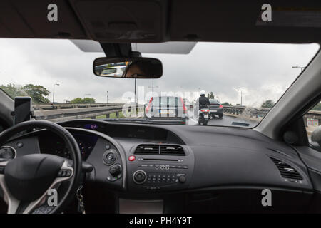 Das Fahren eines Pkw im Stau, Blick von innen auf überfüllten Straße Stockfoto