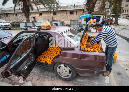 Verkauf von Orangen von der Rückseite eines Mercedes auf einem Straßenmarkt in Saranda, Südalbanien. Stockfoto