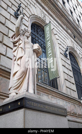 Statue der Integrität von Henry Hering hat die US-Vierte District Federal Reserve Bank bewacht, enthält nun das Geld, das Museum, das seit 1933 in Cleveland. Stockfoto