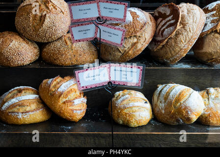 Eine Auswahl an Brot im Fenster eines Montreal Bäckerei Stockfoto