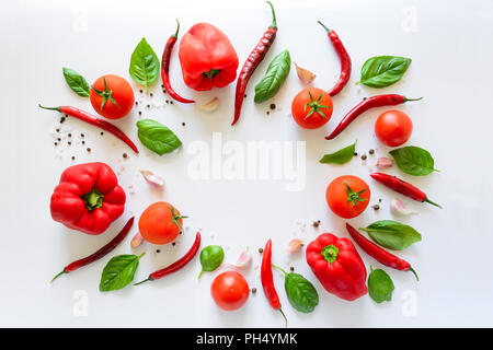 Bunte pizza Zutaten Muster aus Tomaten, Pfeffer, Chili, Knoblauch und Basilikum auf weißem Hintergrund. Kochen Konzept. Ansicht von oben. Flach. Kopieren Stockfoto