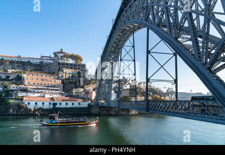 Der Fluss Ufer des Douro mit Blick auf die mosteiro da Serra do Pilar die Vila Nova de Gaia Viertel von Porto, Portugal. Mit dem Dom Luis I Bridg Stockfoto