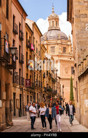 Street Scene von der spanischen Stadt Salamanca Spanien mit Touristen und Urlauber in die Universität der Stadt mit ihren vielen historischen Gebäuden Stockfoto