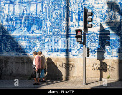 Traditionelle, blau glasiert, dececorated Fliesen, Azulejos, auf der Außenseite der Capela das Almas Kirche, im Zentrum von Porto, Portugal Stockfoto