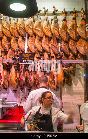 Jamon Iberico de Bellota, Spanischen Schinken für den Verkauf in der Mercado de San Miguel, Madrid, Spanien, ausgehärtet Stockfoto