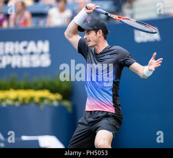 New York, Vereinigte Staaten. 29 Aug, 2018. Andy Murray von Großbritannien zurück Kugel während der US Open 2018 2. runde Spiel gegen Fernando Verdasco aus Spanien an USTA Billie Jean King National Tennis Center Credit: Lev Radin/Pacific Press/Alamy leben Nachrichten Stockfoto