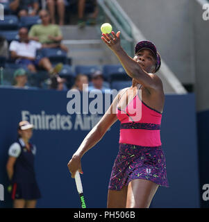 New York, Vereinigte Staaten. 29 Aug, 2018. Venus Williams aus den USA dient während der US Open 2018 2.Runde gegen Camila Giorgi von Italien an USTA Billie Jean King National Tennis Center Credit: Lev Radin/Pacific Press/Alamy leben Nachrichten Stockfoto