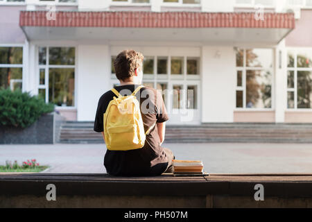 Ersten Jahr Studenten sitzen außerhalb einer Universität oder einer Schule. Stockfoto