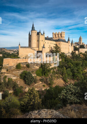 Der Alcazar mit Dom und Stadt Segovia im Hintergrund, Segovia, Spanien Stockfoto