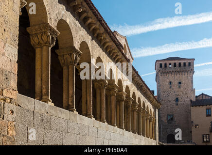 Die romanische, Arkaden Vorhalle des San Martin Kirche mit Blick in Richtung der Torreón de Lozoya in der Plaza Medina del Campo, Segovia, Spanien Stockfoto