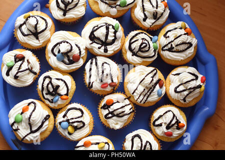 Cupcakes mit Sahne. Geburtstag Stockfoto