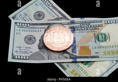 Auf Banknoten 100 Dollar Münze bitcoin. Foto isoliert auf weißem Stockfoto