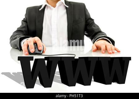 Geschäftsmann an seinem Schreibtisch Surfen im Netz zu sitzen. Virtuelle 3d www.Schild auf seinem Schreibtisch. Internet Konzept. Stockfoto