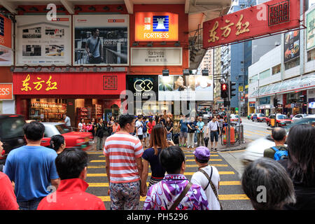 Hongkong - Juli 02, 2018: die Menschen zu überqueren Sie die Straße warten an der Causeway Bay bei Tag Stockfoto