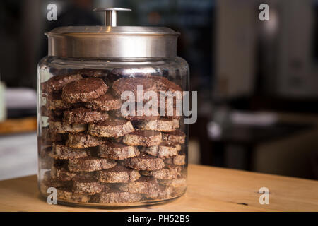 Schokolade Cookies ordentlich in einem Glas gestapelt. Stockfoto