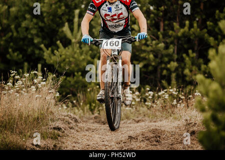 V. Ufaley, Russland - 12. August 2018: schmutzige Mann Radfahrer Biker reitet auf Forstweg während des Rennens XCM Big Stone Stockfoto