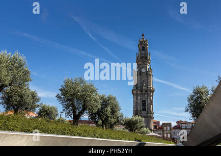 Torre dos Clérigos Turm aus dem Garten von Lissabon Square, in Porto, Portugal gesehen. Stockfoto