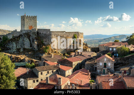 Blick auf das historische Dorf Sortelha und sein Schloss, in Portugal. - Vista da Aldeia histórica de Sortelha e seu Castelo, em Portugal. Stockfoto