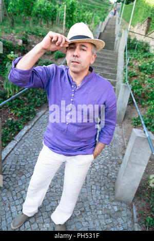 Lustiger Mann mit Hut ist aprilscherze in der Nähe von Stone Treppen im Freien Stockfoto