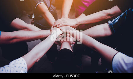 Teamarbeit mit unserer Arme und Hände. Stockfoto