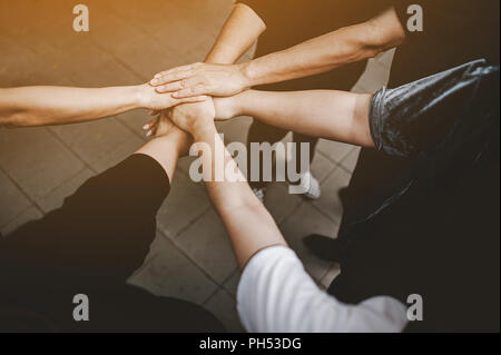 Teamarbeit mit unserer Arme und Hände. Stockfoto