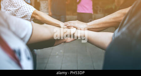 Teamarbeit mit unserer Arme und Hände. Stockfoto