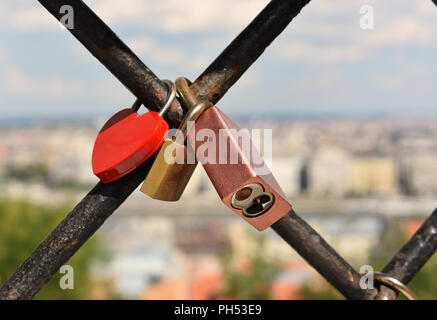 Drei liebe Schlösser, ein rotes Herz Stockfoto