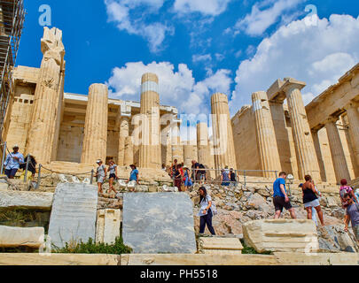 Athen, Griechenland - Juli 1, 2018. Touristen, die die westliche Seite der Propyläen, den alten Gateway auf der Athener Akropolis. Athen. Attika, Griechenland. Stockfoto