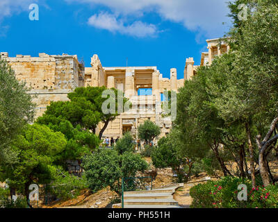 Athen, Griechenland - Juli 1, 2018. Die westliche Seite der Propyläen, den alten Gateway auf der Athener Akropolis. Athen. Attika, Griechenland. Stockfoto