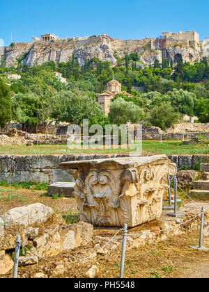 Ruinen von Odeon des Herodes Agrippa, auf die antike Agora von Athen mit der Kirche der Heiligen Apostel und der nordhang der Athener Akropolis in Ba entfernt Stockfoto