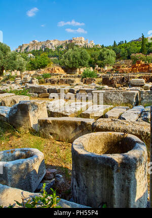 Ruinen von Südwesten Tempel und Civic Offices und Stoa in der Antike Agora von Athen mit der nordhang der Akropolis von Athen im Hintergrund. Stockfoto