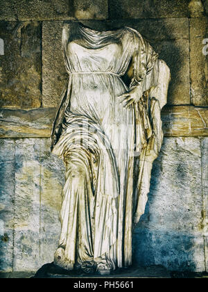 Skulptur von Aphrodite in der Halle des Stoa des Attalos Gebäude an der antiken Agora von Athen. Region Attika, Griechenland. Stockfoto